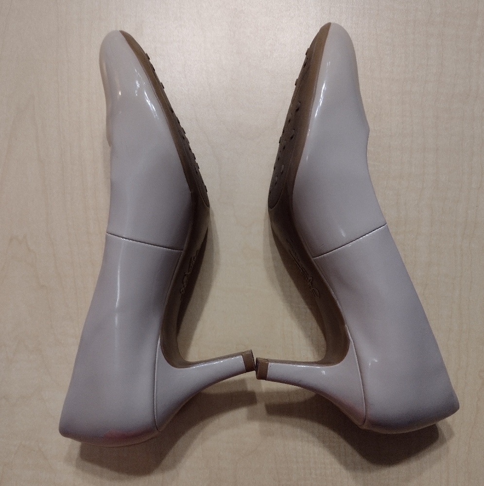 Classic Women's Patent Mid-Heel Pumps in Nude - Picture 9 of 13